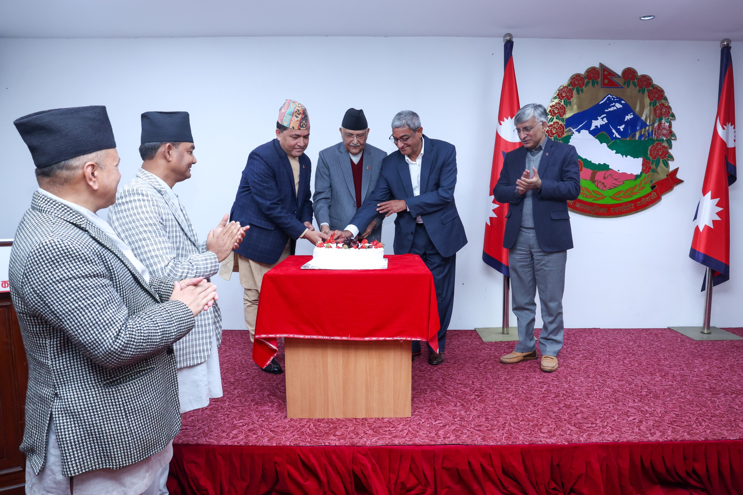 जन्मदिनको शुुभकामना लिएपछि राष्ट्रसेवक कर्मचारीलाई प्रधानन्त्रीको आग्रह–“सुशासन र समृद्धिको यात्रामा साथ दिएर शुुभकामनालाई सार्थक बनाइदिनुुस्…’’