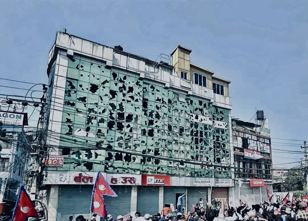 राजावादीको प्रदर्शन बन्यो उग्र,तिनकुनेको एक घरमा लगाईदिए आगो