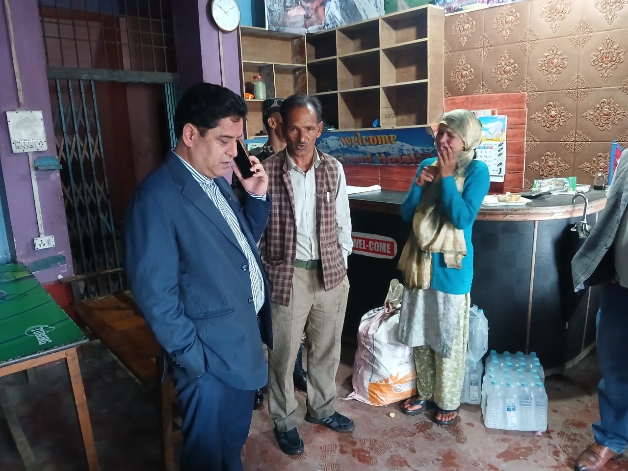 पहिरो पीडितसँग भेट्दै मन्त्री भण्डारी, उद्धार र राहतमा खटिन निर्देशन