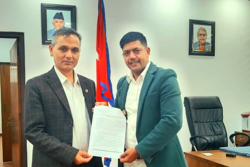 विद्यार्थी नेता धर्मराज तिमिल्सिनाले गृह मन्त्री ओमप्रकाश अर्यालसमक्ष लिखित निवेदन बुझाए
